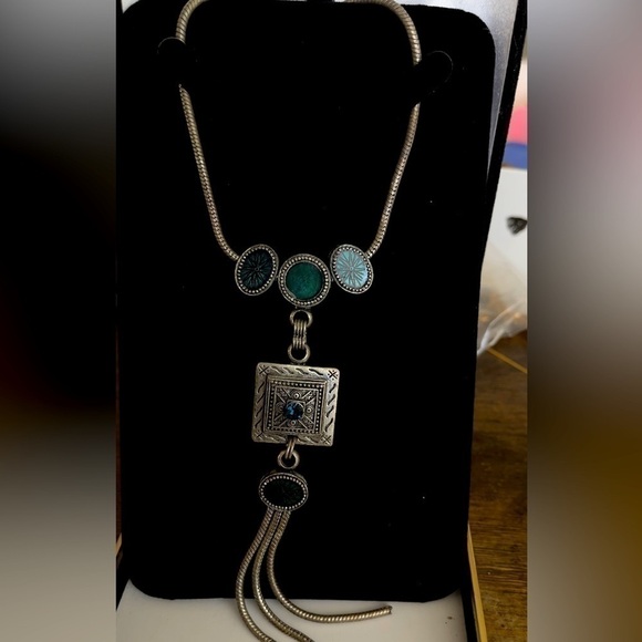 Jewelry - Fringe silver tone necklace